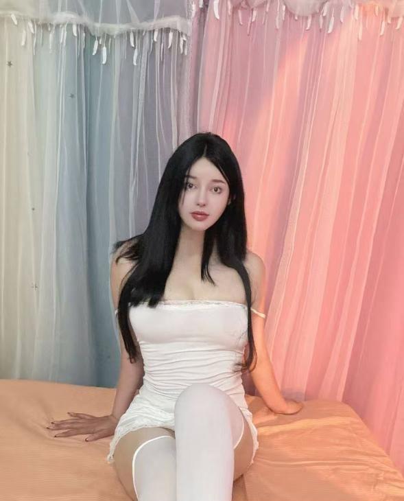 福田前凸后翘妹子