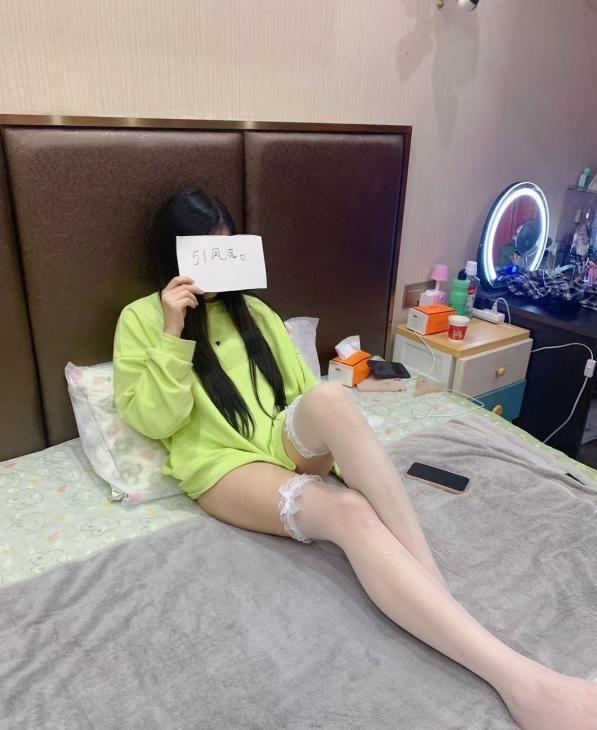 江岸的长腿大美嫩妹