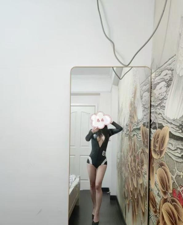 蜜桃臀骚妹希希