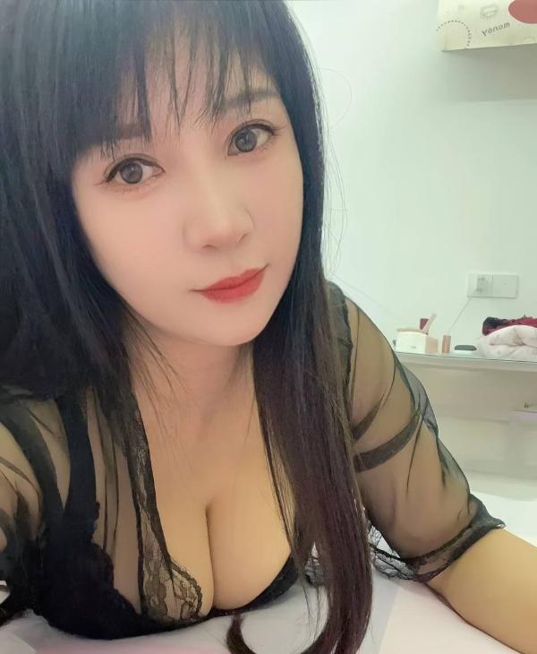大奶黑丝诱惑熟女