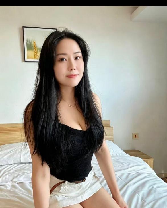 美乳翘臀OL