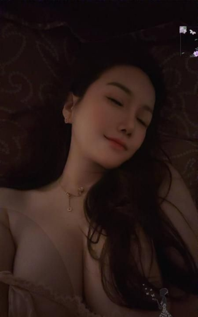 性感美乳紧致粉嫩骚货